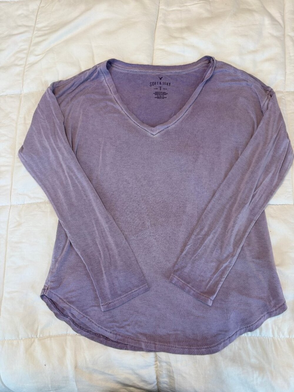 American Eagle Soft & Sexy Dusty Purple V-Neck Tee Size M
